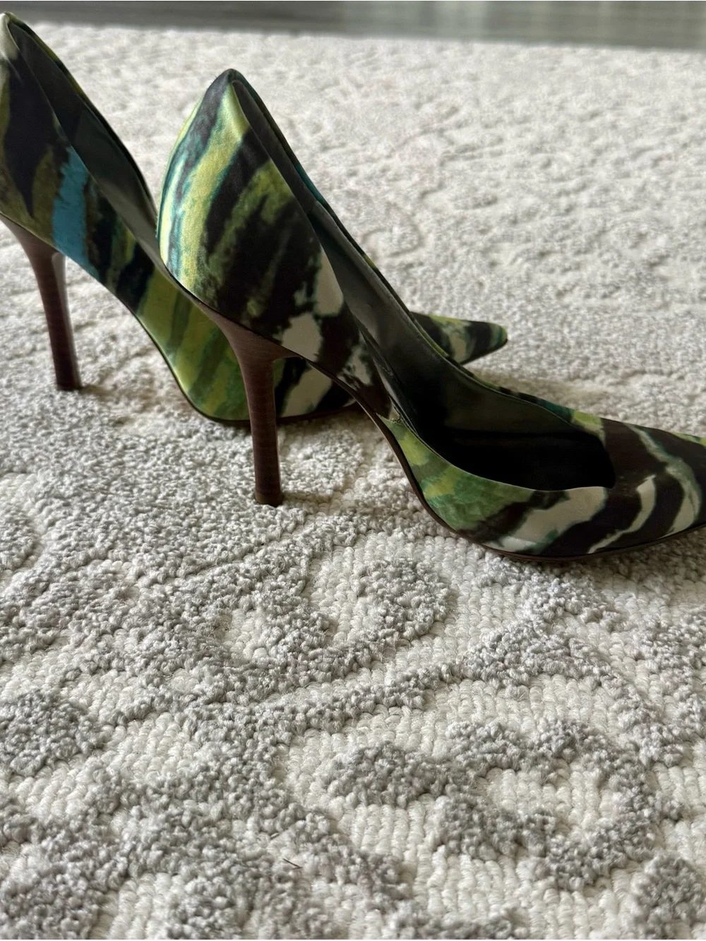 GUESS Green Zebra-Print camo Pointed Toe Stiletto Heels size 7